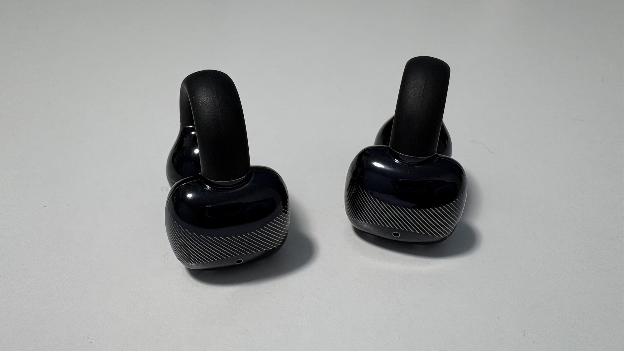 UGREEN イヤーカフ型 タッチ操作部分