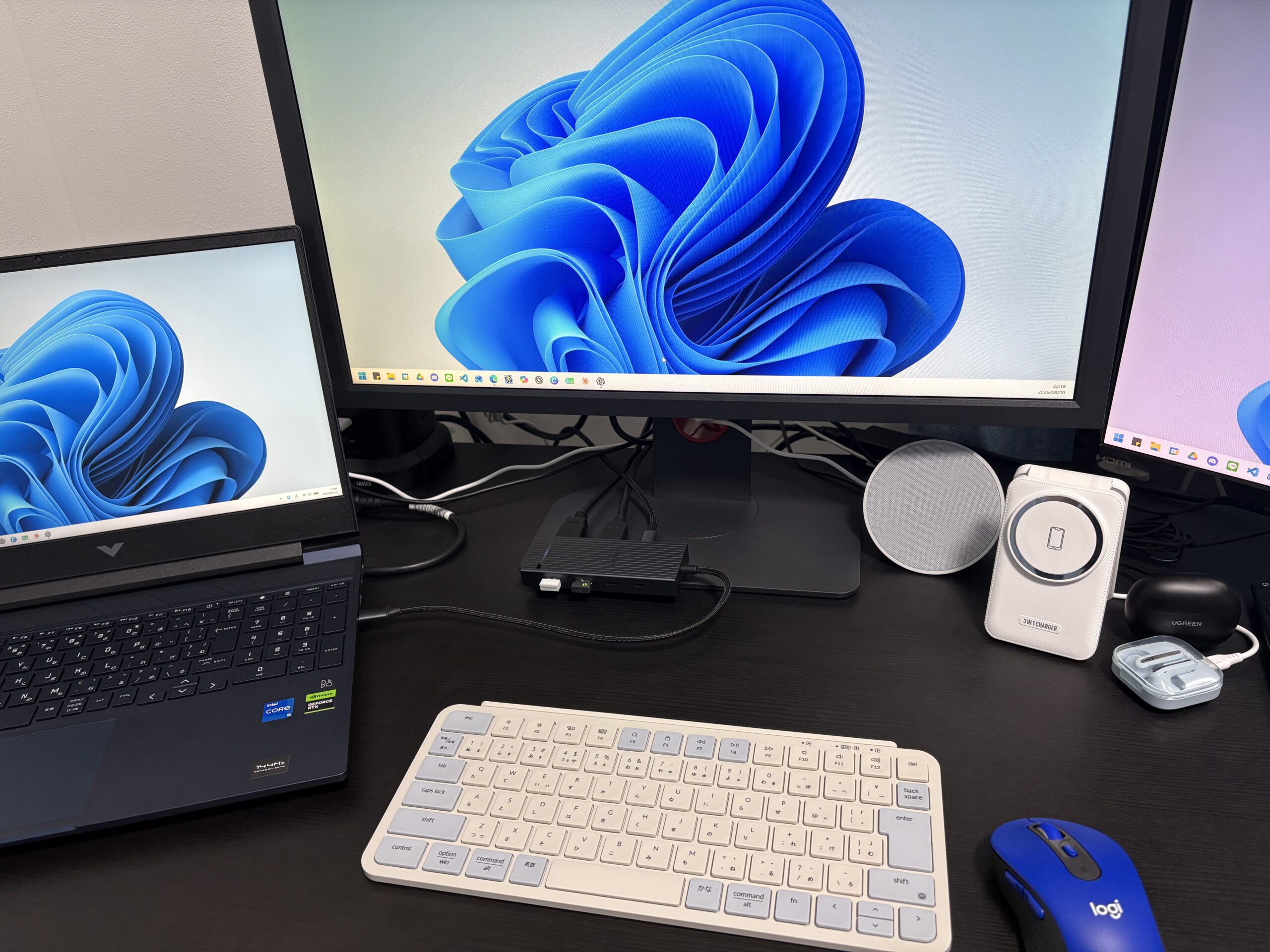 UGREEN 7 in 1 Revodok Proを別のノートPCへ付け替えている様子