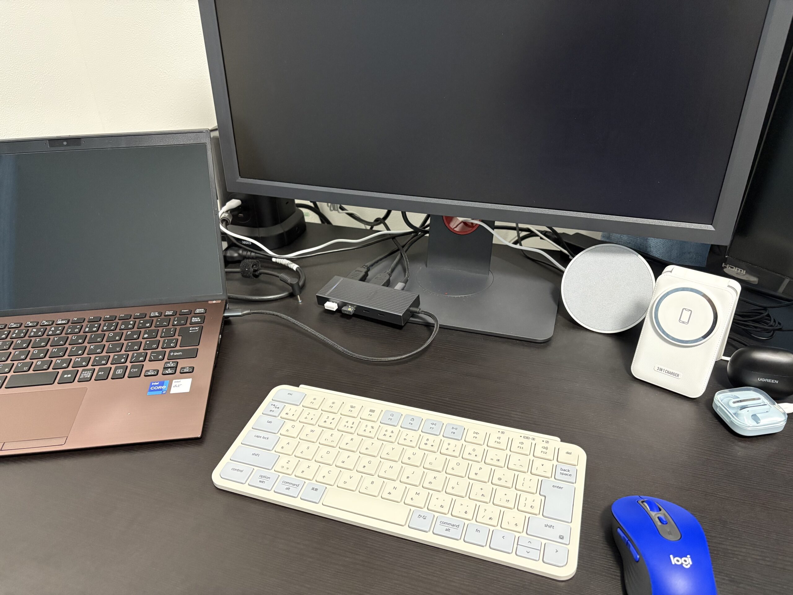 UGREEN 7 in 1 Revodok Proを1台目のノートPCへ接続している様子